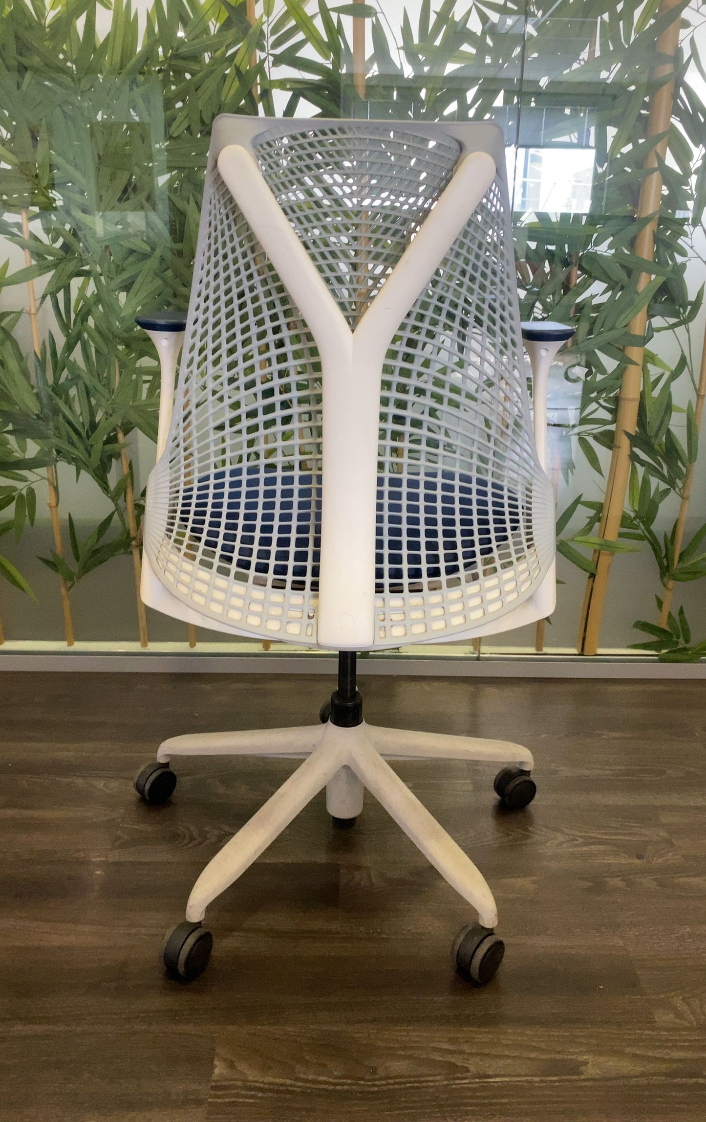 Chaise de bureau ergonomique pas cher d'occasion avec accoudoirs réglables