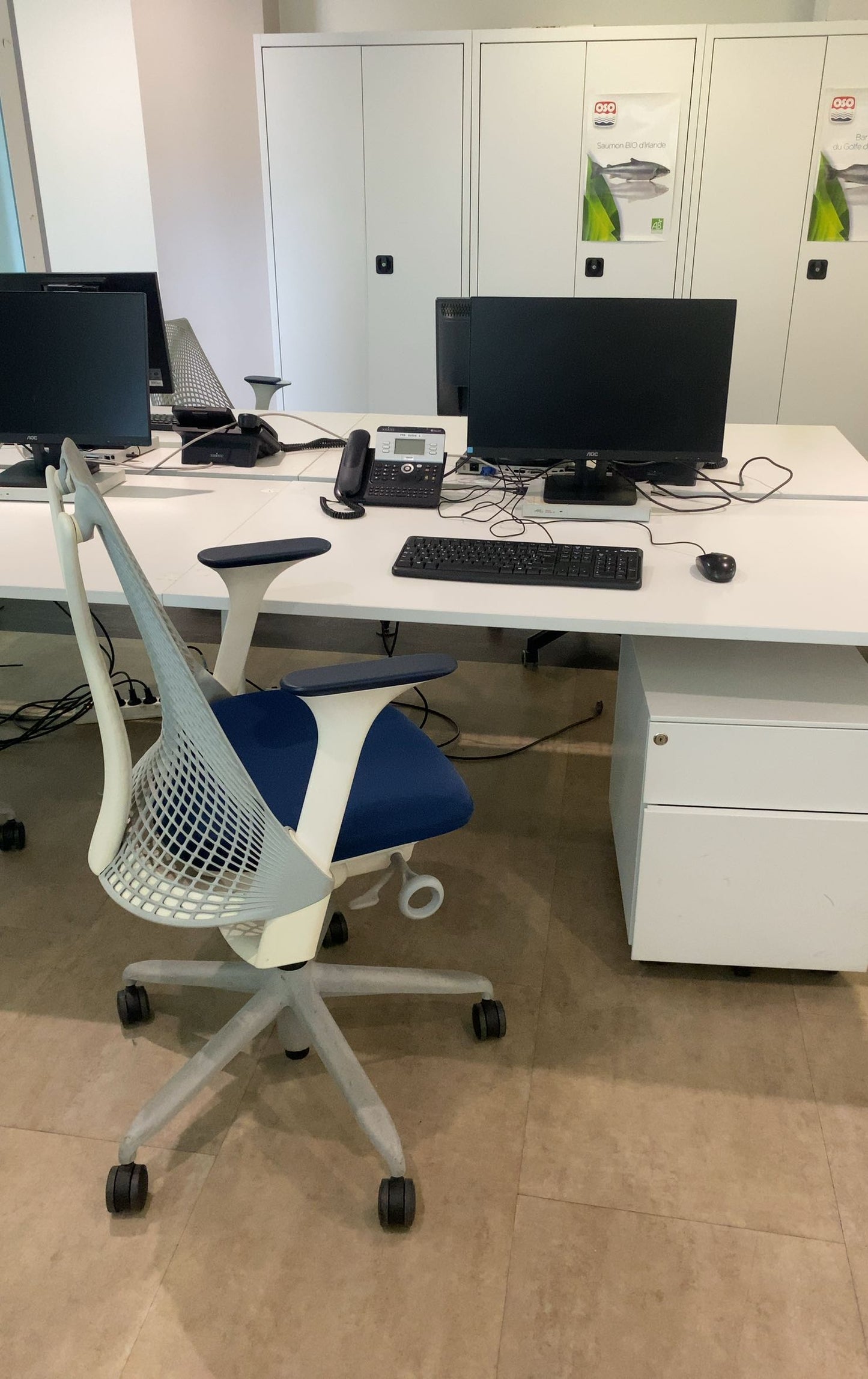 Fauteuil de bureau reconditionné avec dossier en maille moderne.