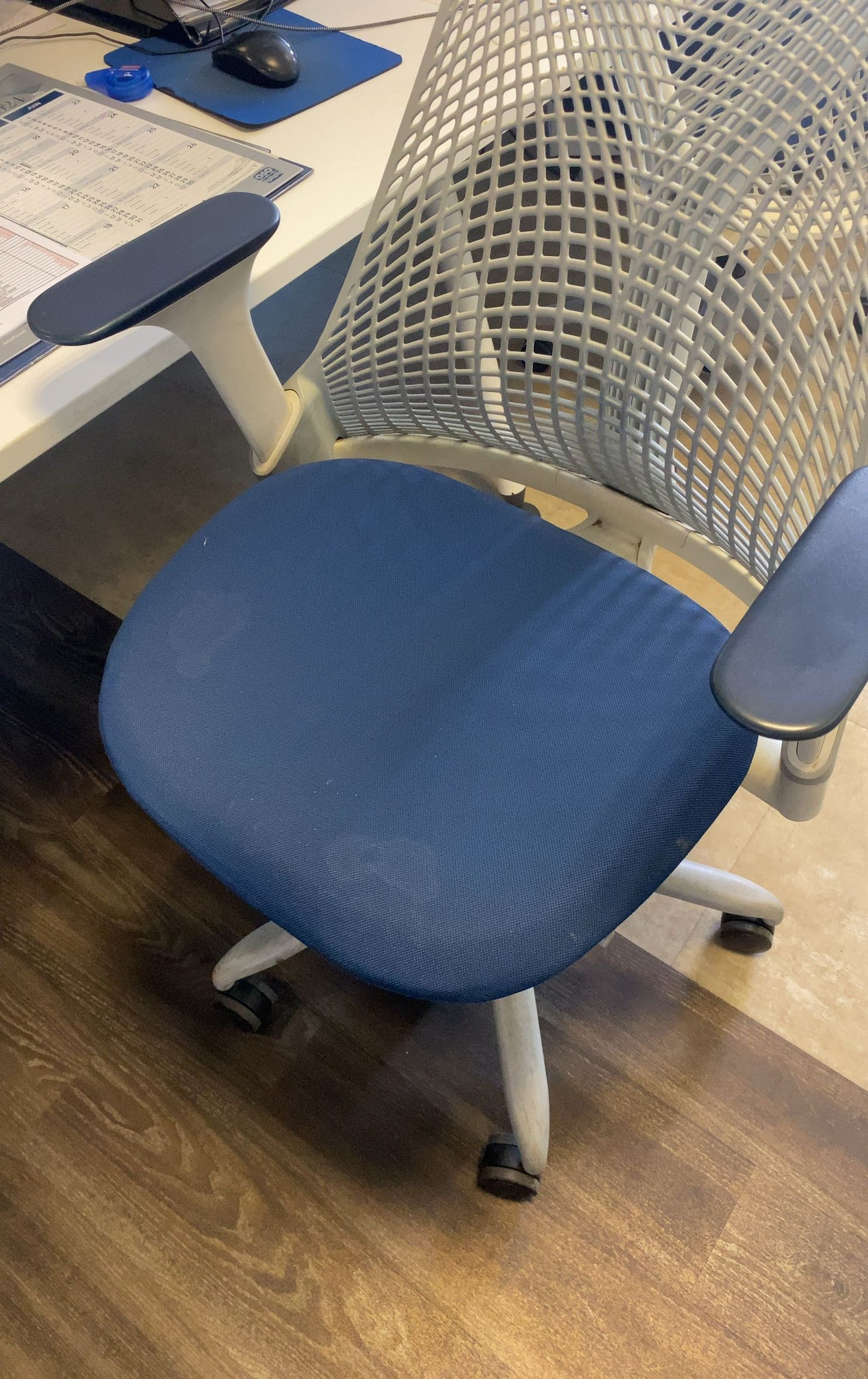 Fauteuil ergonomique de bureau d'occasion avec dossier en maille moderne.