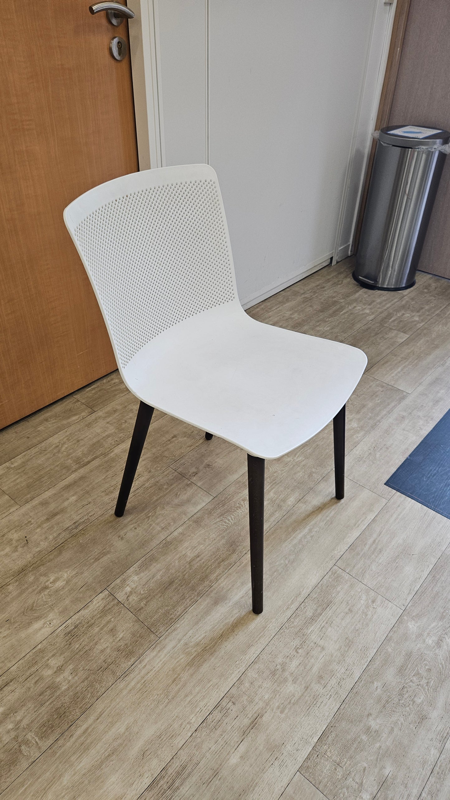 Chaise Forma 5 Glove blanche et noir