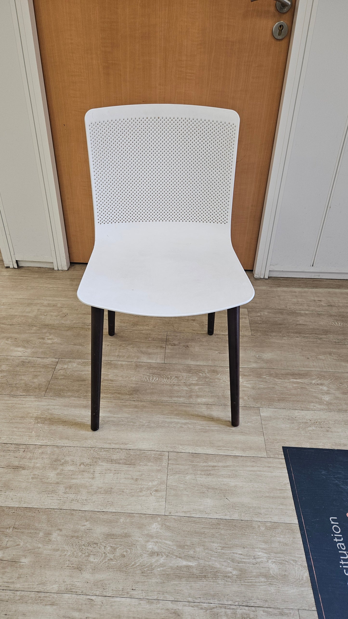 Chaise Forma 5 Glove blanche et noir