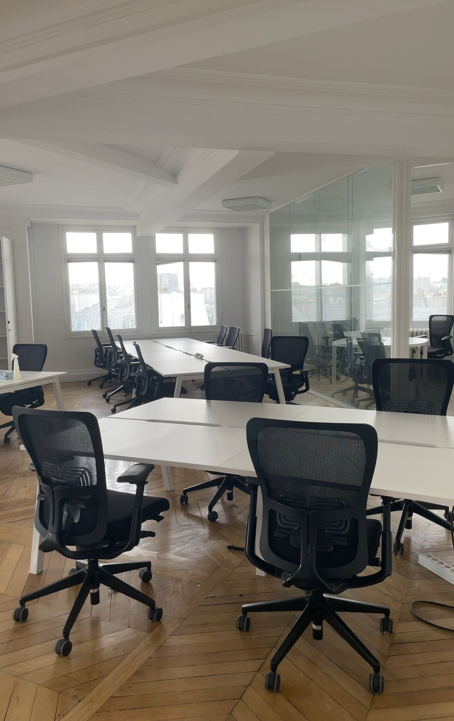 Aménagement open space pas cher avec bureaux partagés et fauteuils reconditionnés.