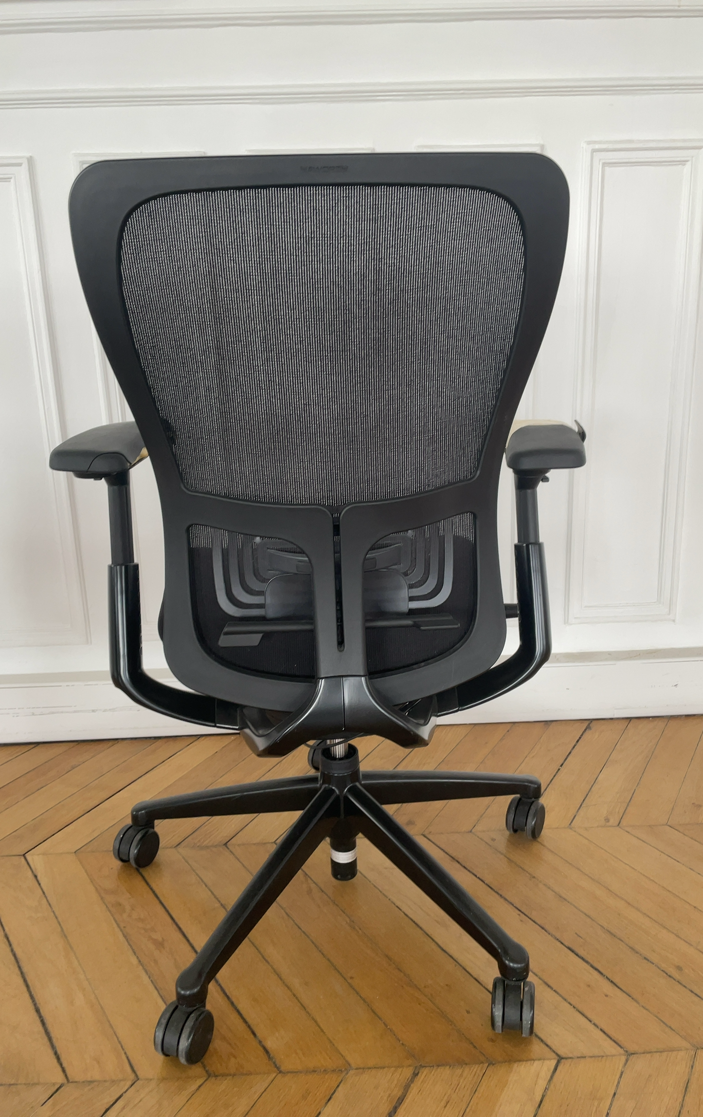 Fauteuil de bureau ergonomique reconditionné avec dossier en maille noire flexible.