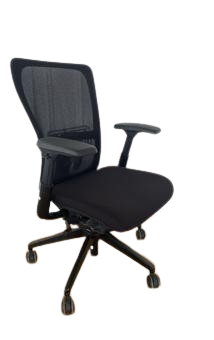 Chaise de bureau reconditionnée avec dossier en maille et accoudoirs réglables.