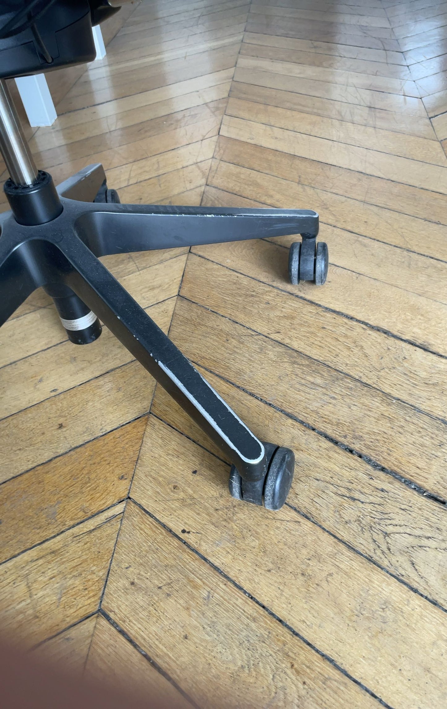 Fauteuil de bureau pas cher noir avec accoudoirs réglables