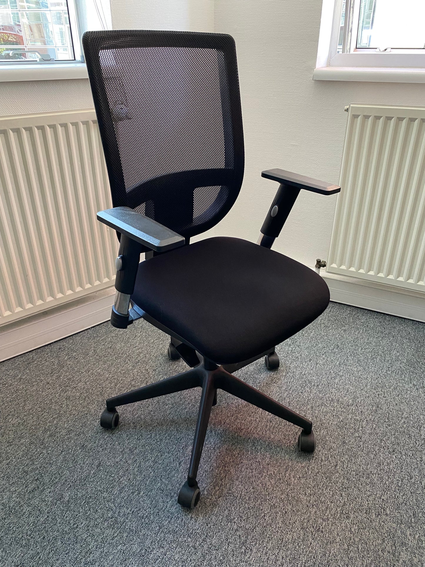 Chaise de bureau de seconde main avec accoudoirs noir