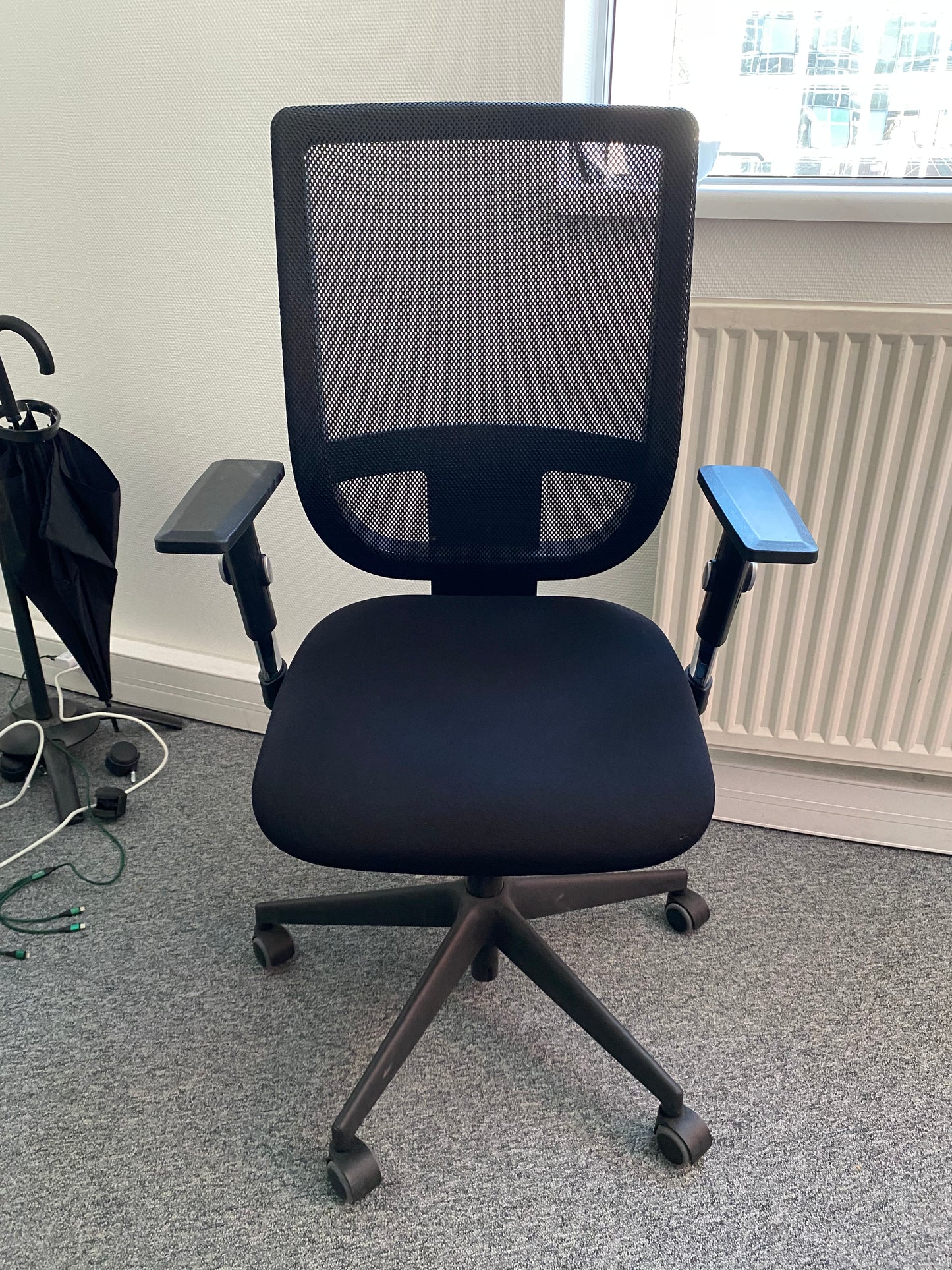 Assise de bureau d'occasion pas cher avec accoudoirs
