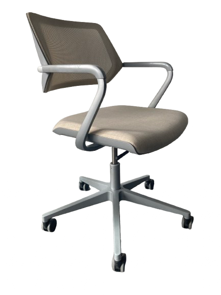 Chaise de bureau reconditionnée Steelcase structure métallique et assise beige.