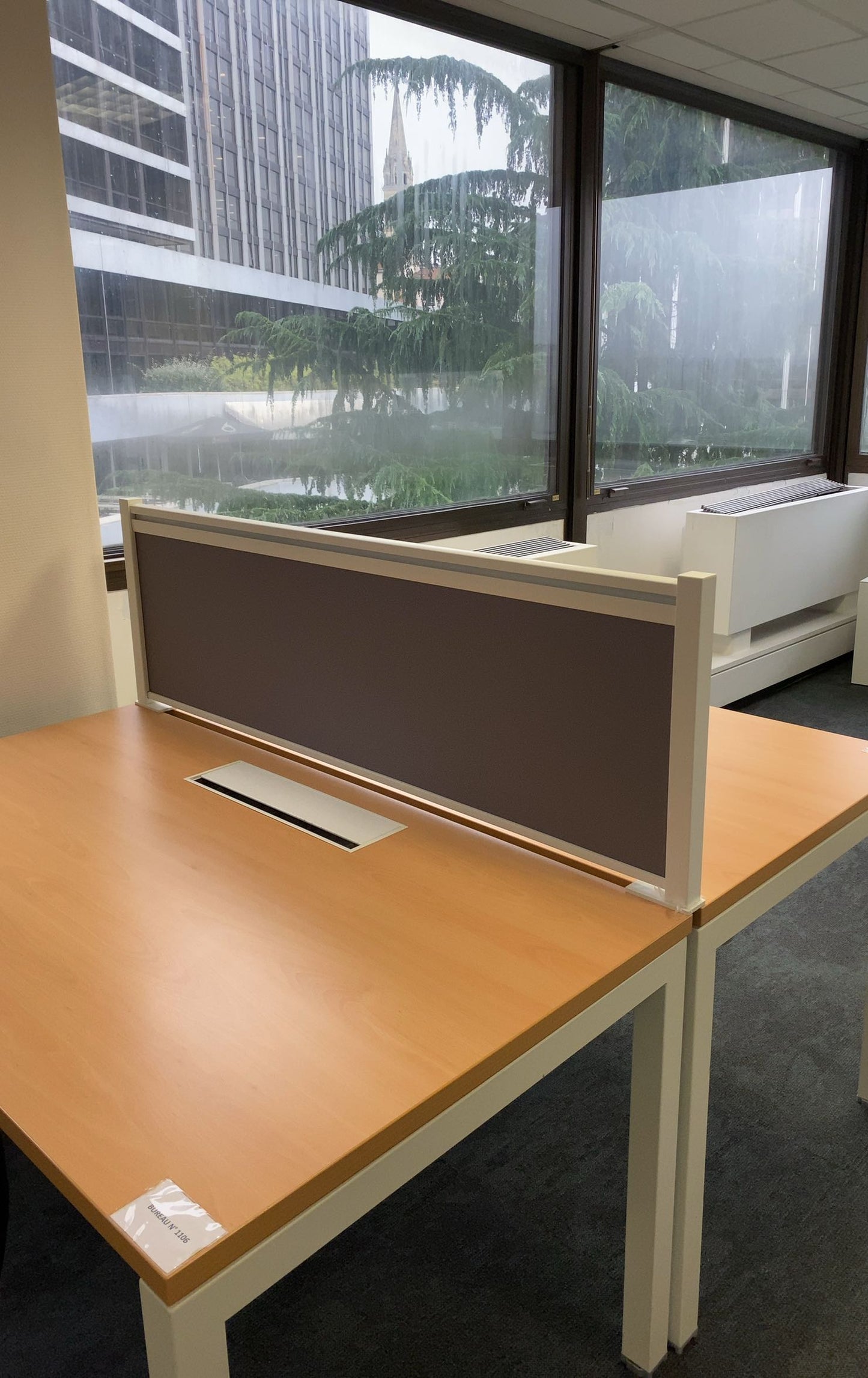 Bench bureau reconditionné avec cloison séparatrice et passe-câbles intégrés.