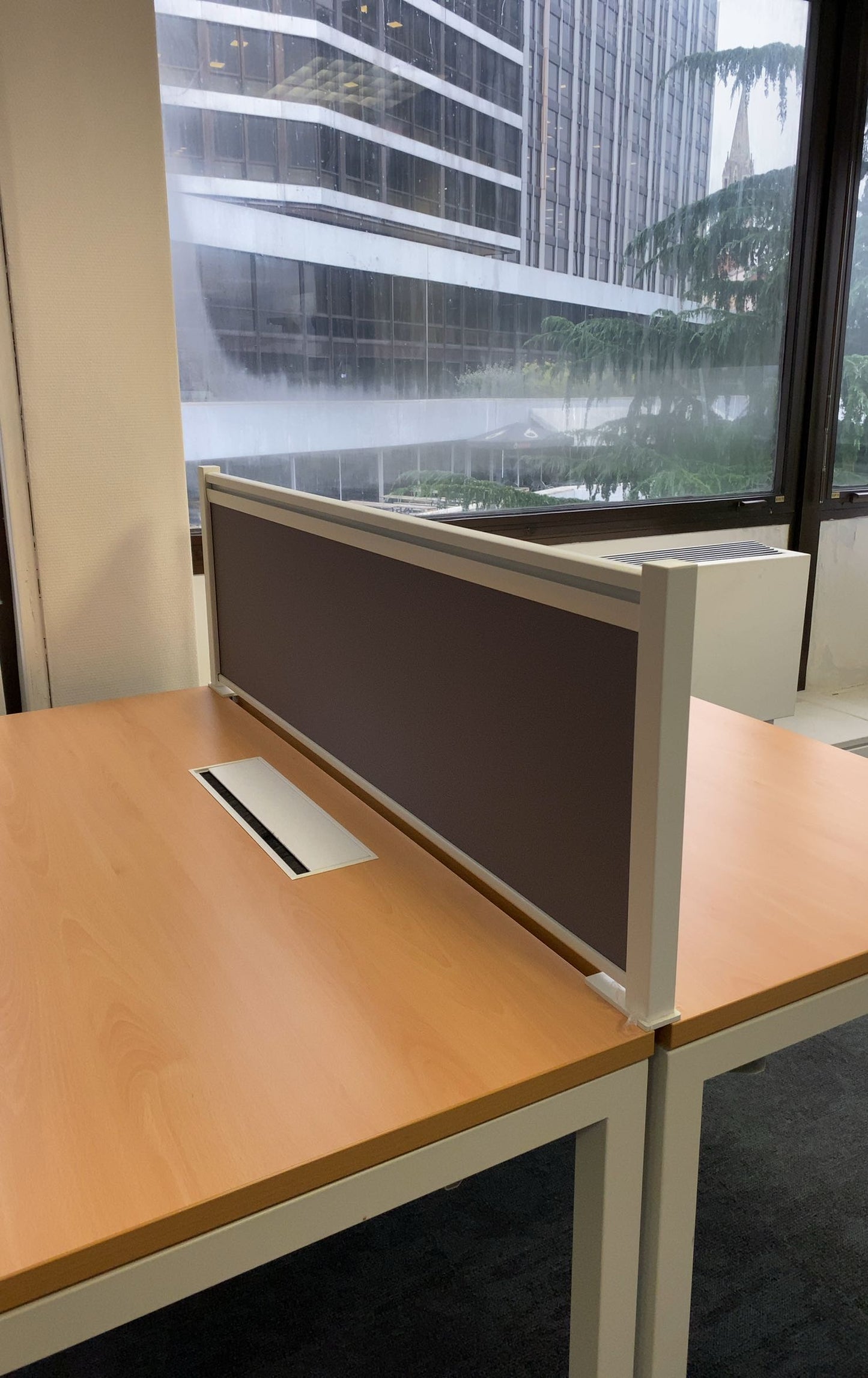 Bureau bench de seconde main avec cloison séparatrice et passe-câbles.