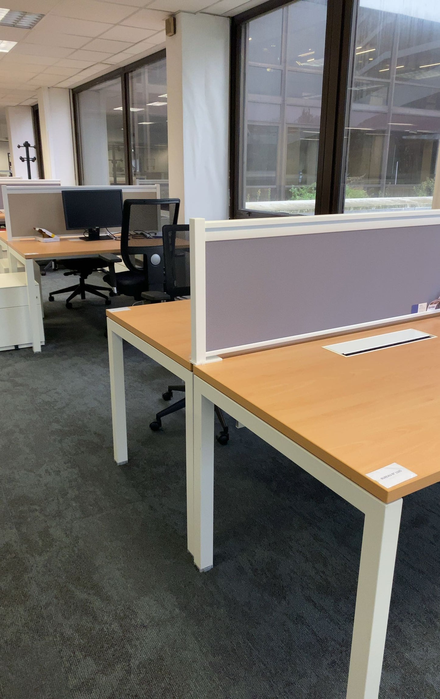 Aménagement open space avec bench bureau et cloison reconditionnés.