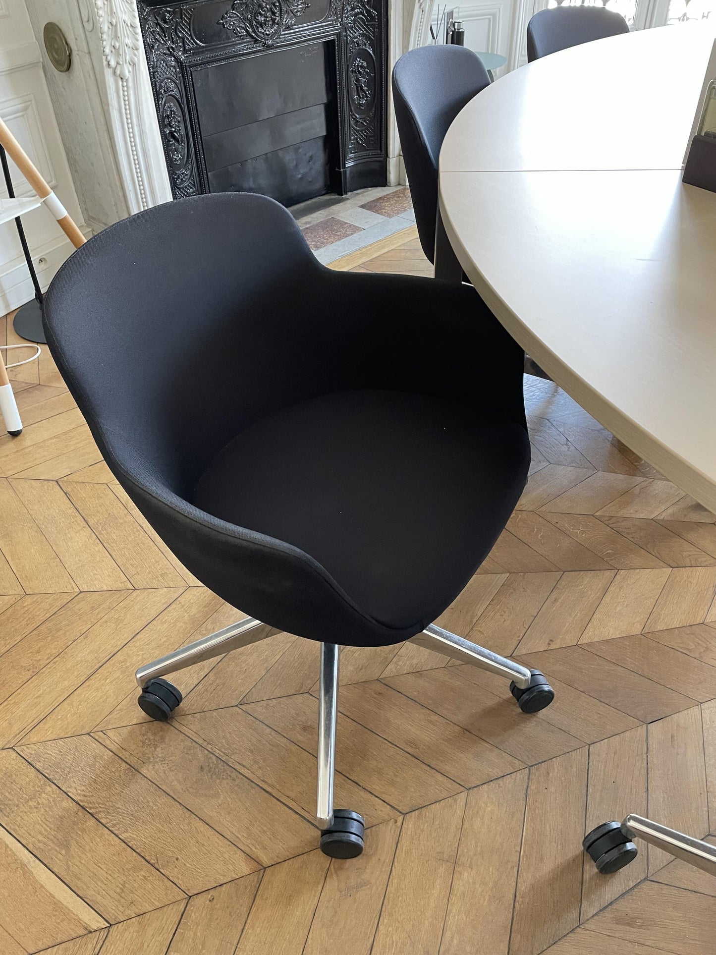 Chaise Narbutas en Tissu Noir