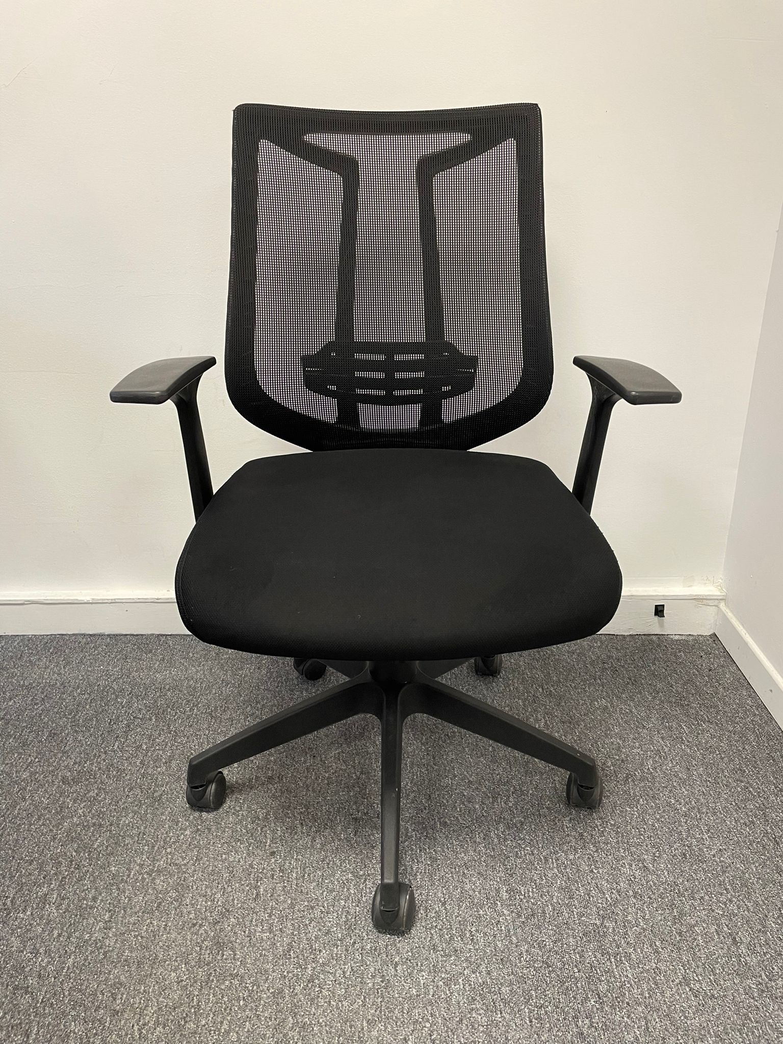 Assise de bureau pivotante reconditionnée avec dossier en maille respirante.