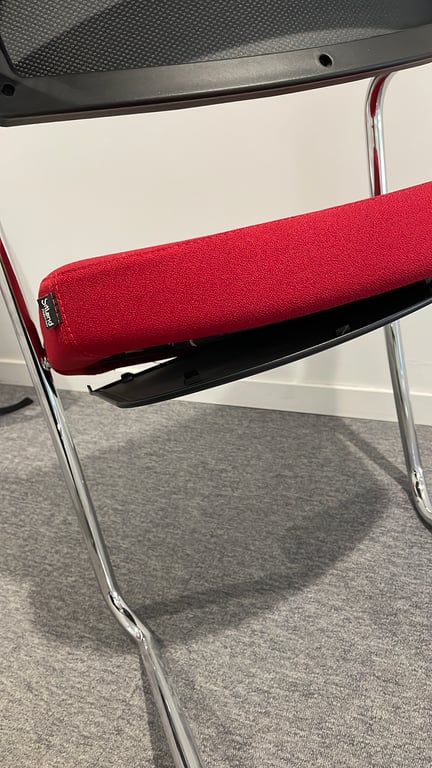 Chaise de réunion avec accoudoirs et dossier en résille, piètement luge