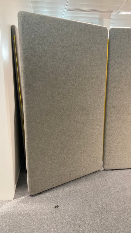 Cloison en tissu gris clair