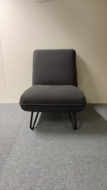 Fauteuil en Tissu Gris avec Pieds en Métal Noir