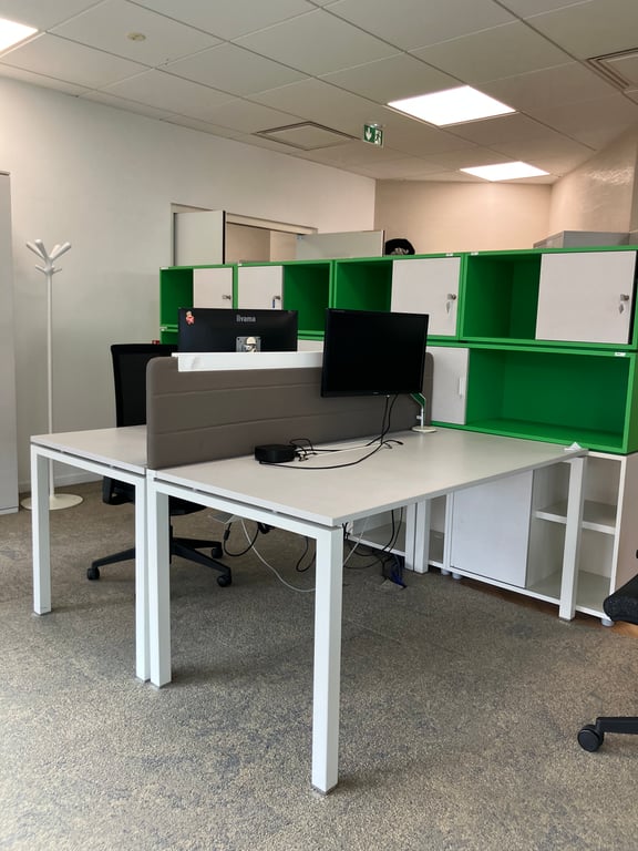 Bureau droit modèle 160 avec accès pratique et structure robuste