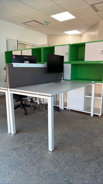 Bureau droit modèle 160 avec accès pratique et structure robuste
