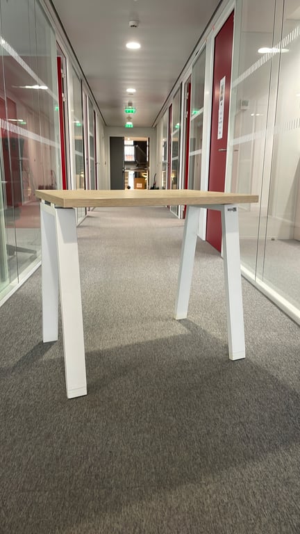 Bureau droit - Plateau en bois et pieds en métal