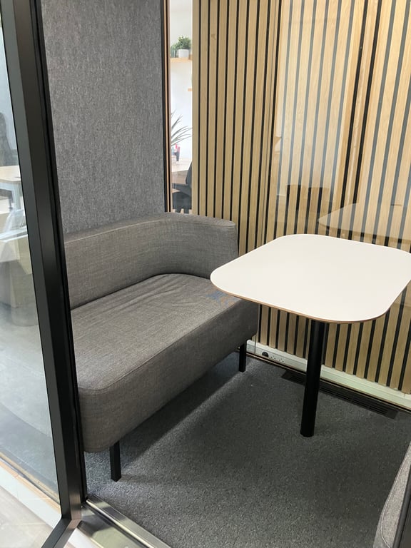 Cabine acoustique Quattro pour 2 à 4 personnes