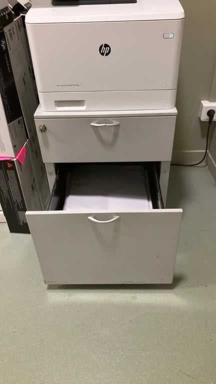 Caisson gris en métal avec roulettes et fermeture à clé