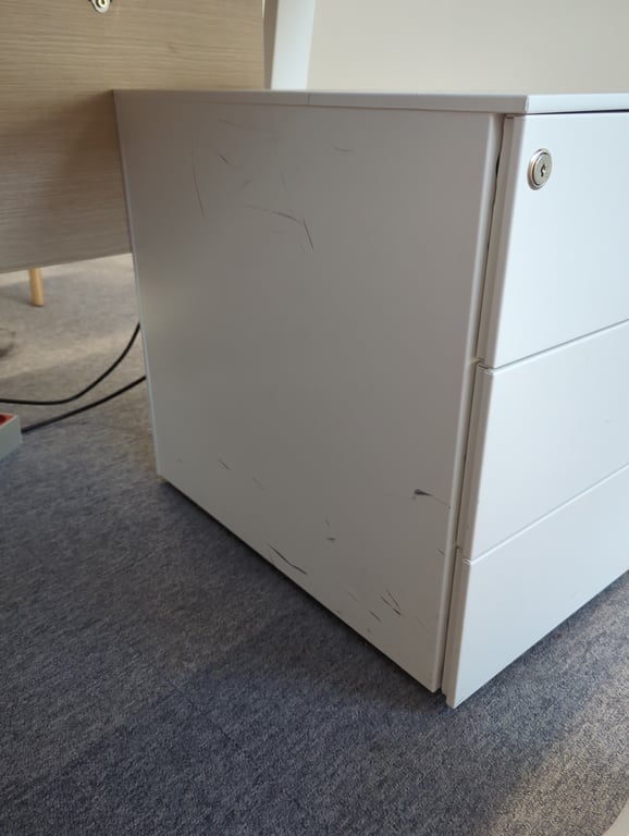 Caisson en métal blanc avec roulettes et fermeture à clé