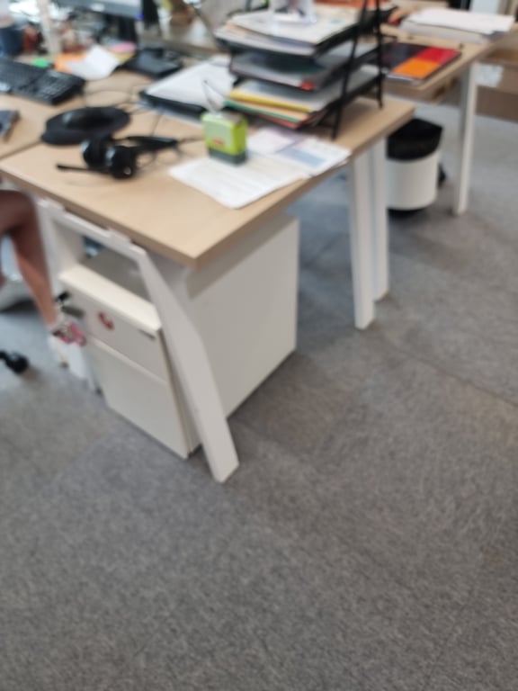 Bureau droit - Plateau en bois et pieds en métal