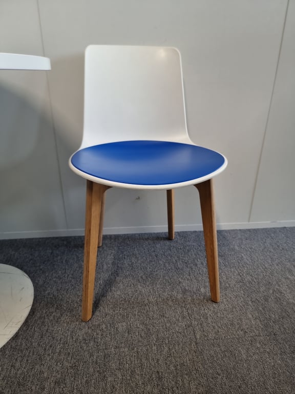 Chaise de réunion Lottus avec dossier et assise en plastique et tissu
