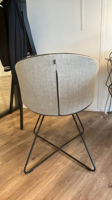 Chaise de réunion grise avec accoudoirs