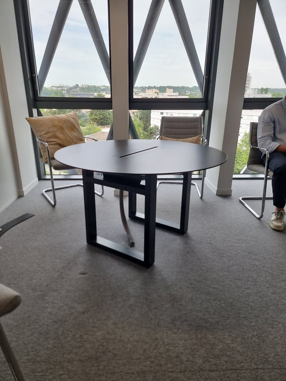 Table de réunion ronde avec accès facile