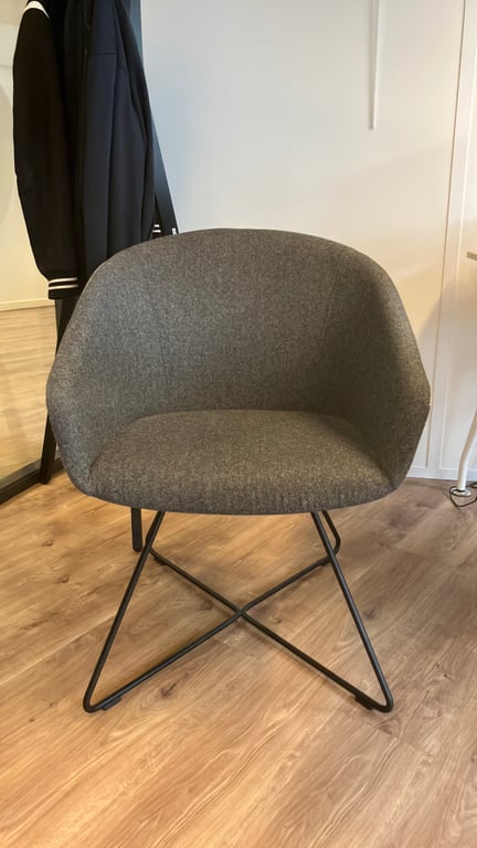 Chaise de réunion grise avec accoudoirs