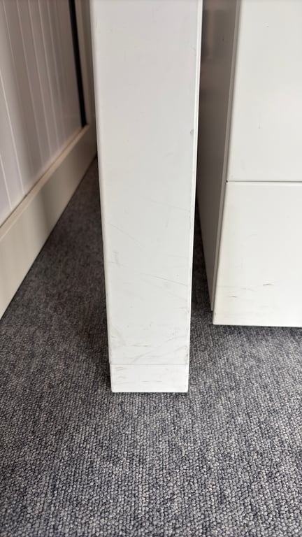 Bureau droit avec plateau en bois lightcreme et pieds en métal blanc