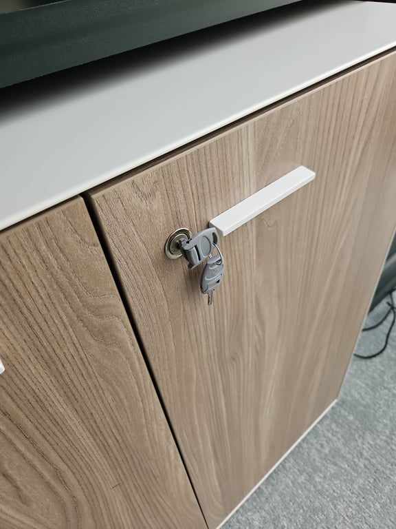 Armoire basse en métal et mélaminé avec fermeture à clé