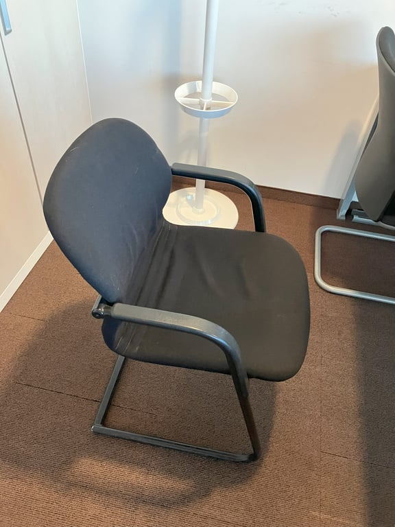 Chaise noire avec pieds luge et accoudoirs
