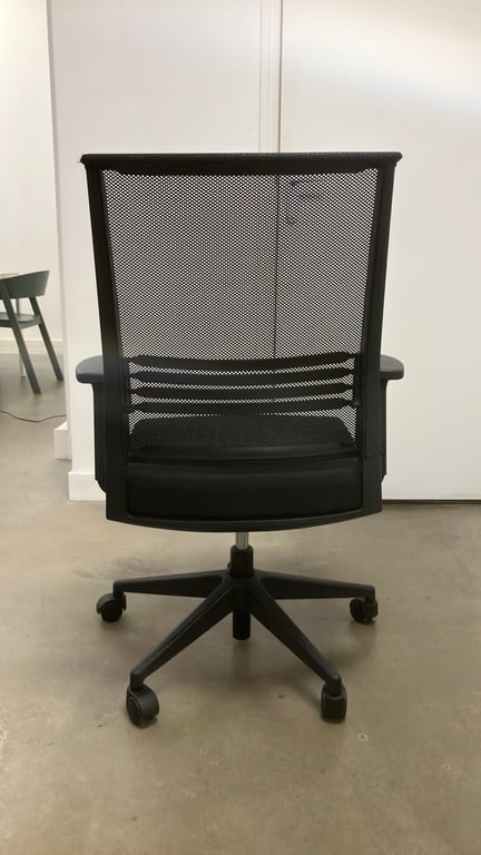 Fauteuil de bureau noir avec roulettes et dossier résille