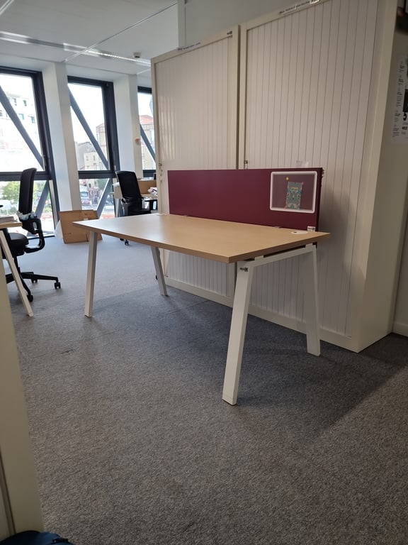 Bureau droit avec plateau en bois lightcreme et pieds en métal blanc