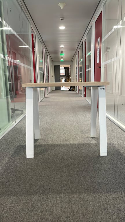 Bureau droit - Plateau en bois et pieds en métal