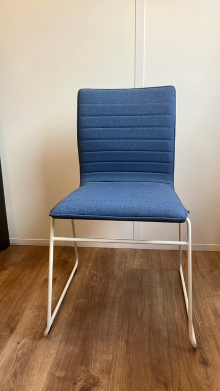 Chaise d'accueil en tissu Fun Blue avec piètement luge
