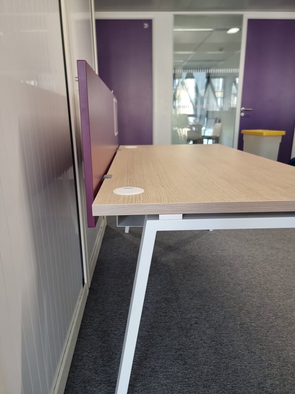 Bureau droit avec plateau en bois lightcreme et pieds en métal blanc