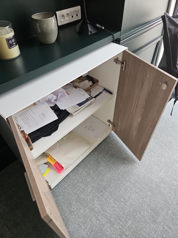 Armoire basse en métal et mélaminé avec fermeture à clé