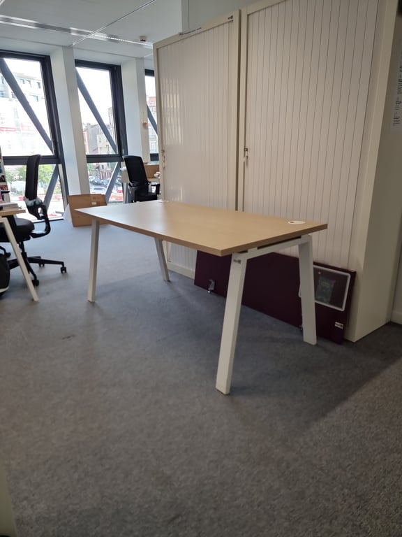 Bureau droit avec plateau en bois lightcreme et pieds en métal blanc
