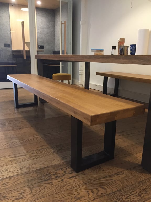 Banc en bois et métal avec pieds noirs