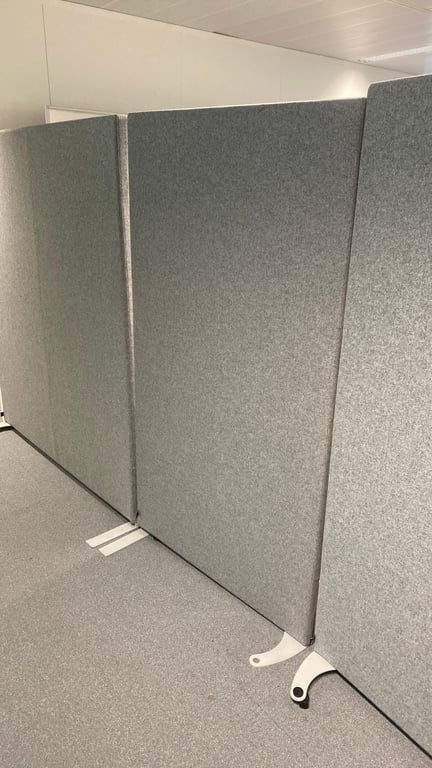 Cloison en tissu gris clair