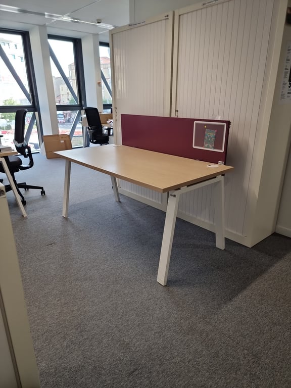 Bureau droit avec plateau en bois lightcreme et pieds en métal blanc