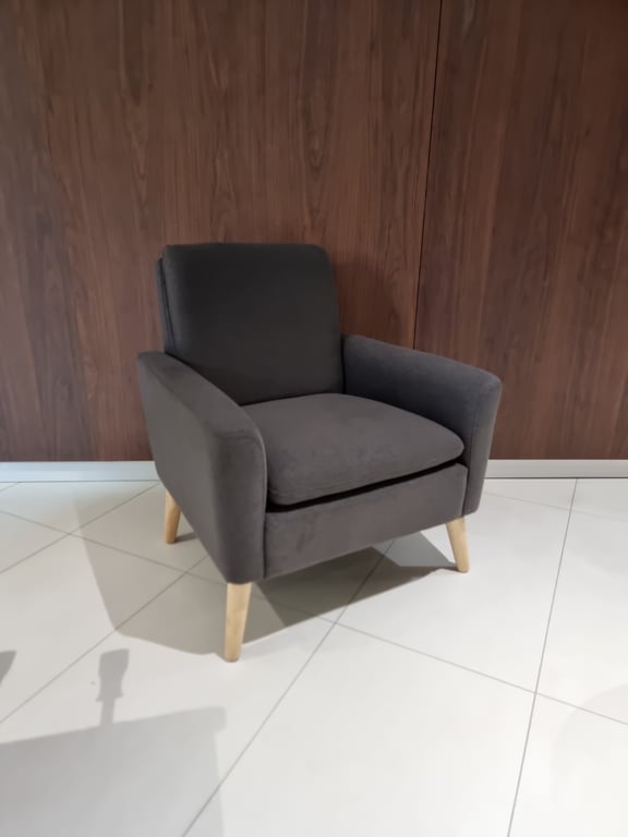 Fauteuil en tissu avec accoudoirs