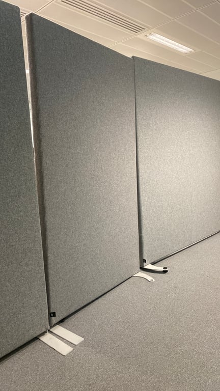 Cloison en tissu gris clair