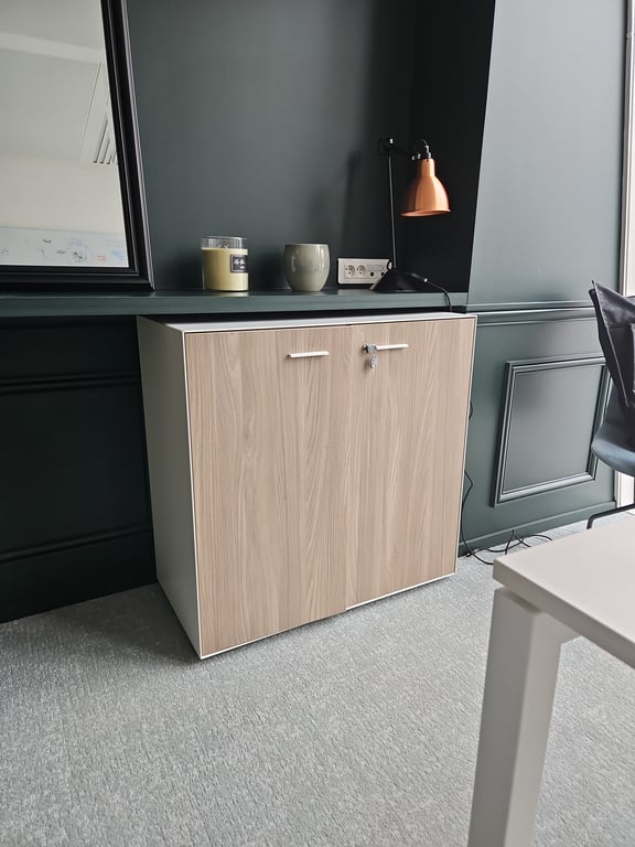 Armoire basse en métal et mélaminé avec fermeture à clé