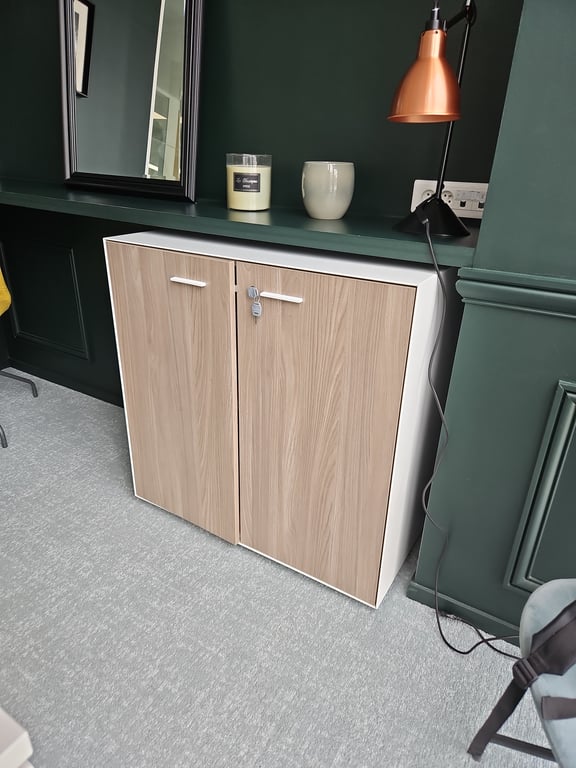 Armoire basse en métal et mélaminé avec fermeture à clé