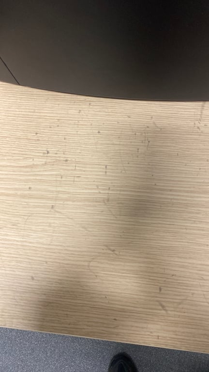 Bureau droit - Plateau en bois et pieds en métal
