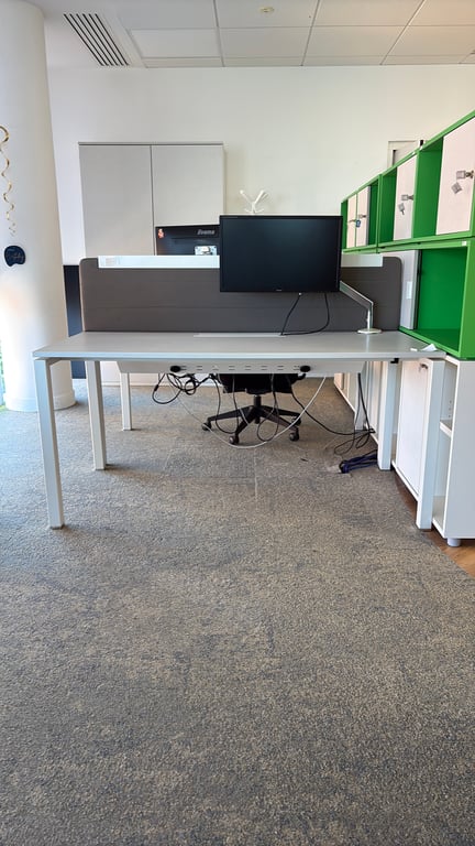 Bureau droit modèle 160 avec accès pratique et structure robuste
